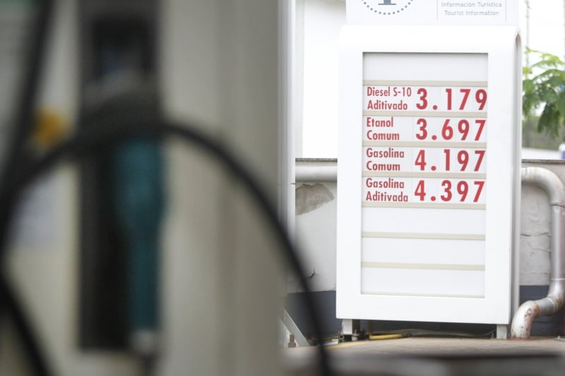 Preço da gasolina em Porto Alegre alcança maior nível do ano para consumidor