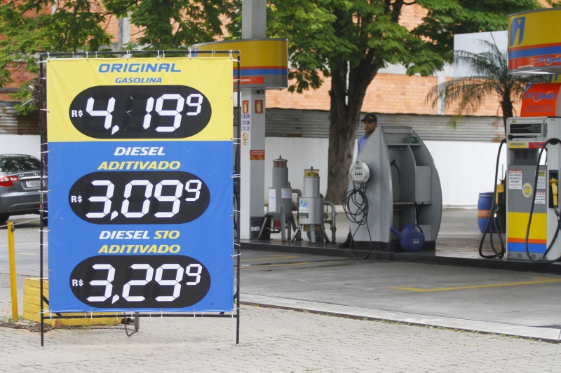 Em Porto Alegre, litro da gasolina comum chegou a R$ 4,19 na semana passada
