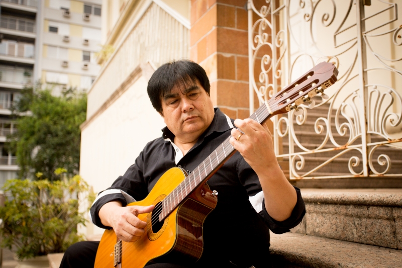 Cantor Daniel Torres faz show amanhã no Theatro São Pedro