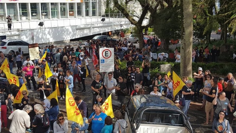 Após ato na Praça da Matriz, educadores saíram em caminhada até a sede da prefeitura da Capital