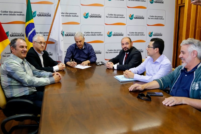 Claudio Zaffari (2º, esquerda para a direita) se reuniu com Marco Alba (centro) para tratar do projeto