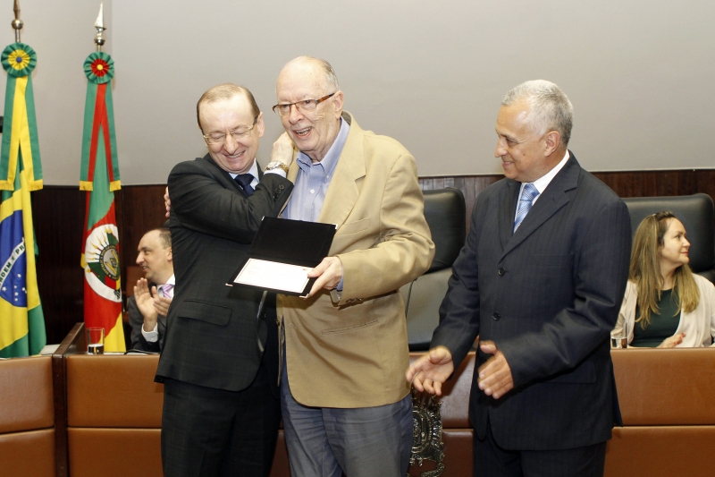 Albrecht recebe a comenda do conselheiro Cezar Miola (esquerda) e presidente Marco Peixoto