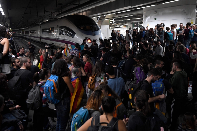 Em Barcelona, manifestantes impediram a saída de trens das estações