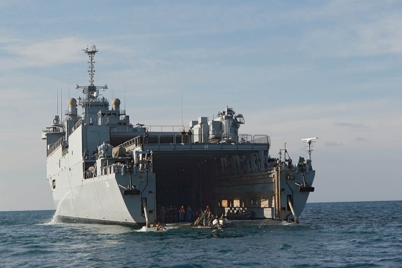Docas Multipropósito tem capacidade de ser navio capitânia de esquadra de helicópteros antissubmarinos