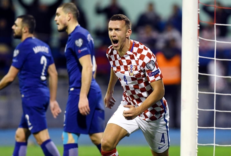 Ivan Perisic comemora um dos quatro tentos croatas contra a defesa grega