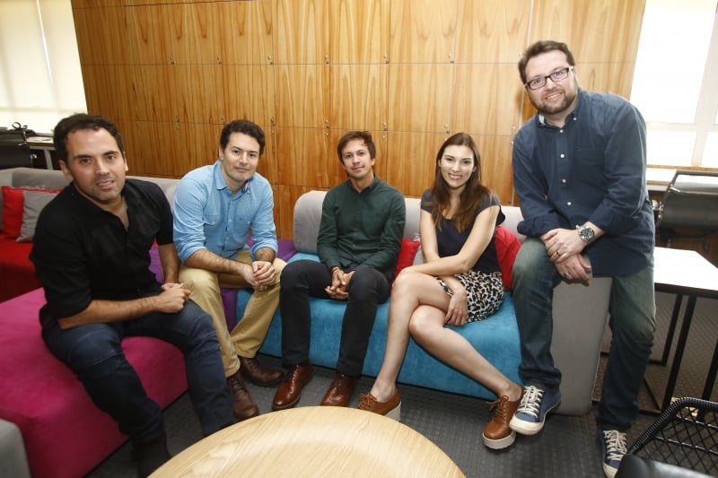 Andr&eacute;, Marcelo, Igor, &Eacute;rica e Cristiano trabalharam todos na mesma empresa antes de abrirem a Mr. Wolf Foto: FREDY VIEIRA/JC