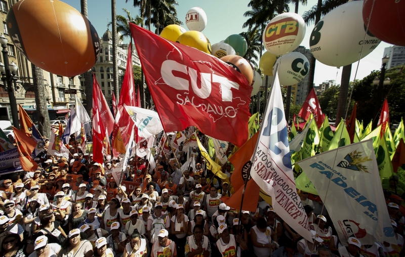 Em São Paulo, milhares de trabalhadores se reuniram na Praça da Sé no final da manhã