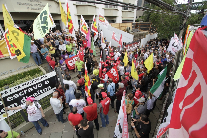 Centrais protestam contra a reforma trabalhista, concentração em frente ao TRT