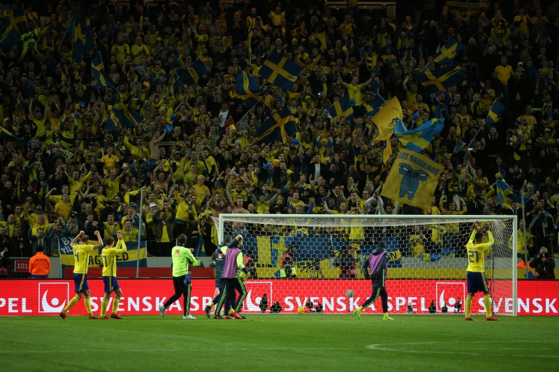 Jogadores suecos celebram com a torcida o triunfo contra os italianos em Solna