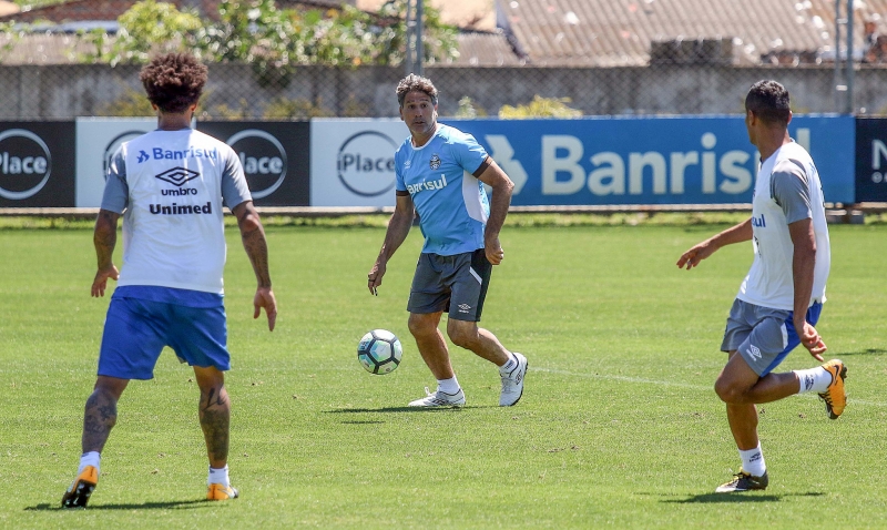 Jogadores do Grêmio realizaram treino durante a manhã deste sábado
