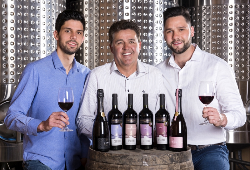 Felipe (direita), com o irmão, Rafael, e o pai, Valter, que também trabalham na vinícola