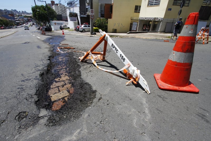 Buracos nas ruas de Porto Alegre são motivo recorrente de reclamações