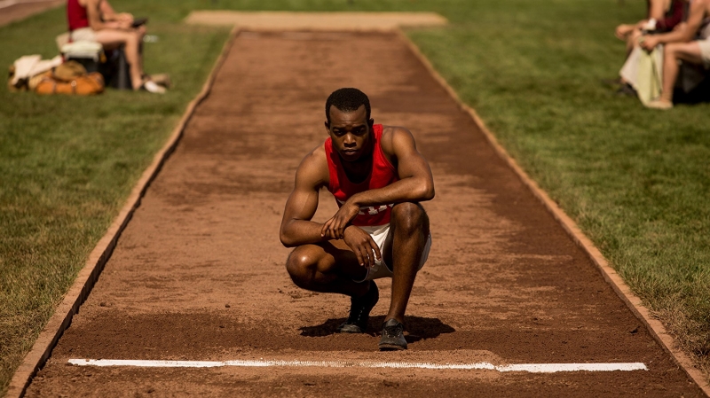 Stephan James vive o atleta Jesse Owens no longa Raça