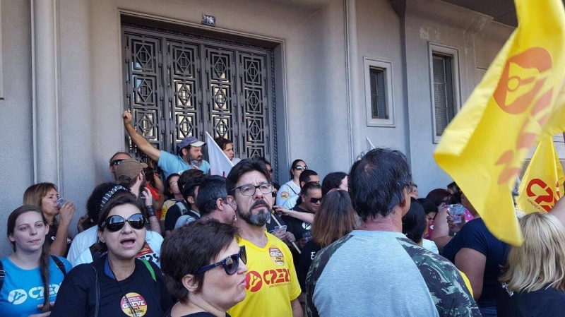 Cpers bloqueia acesso ao Palácio do Comércio: "Cheguei chegando para fechar a Federasul"