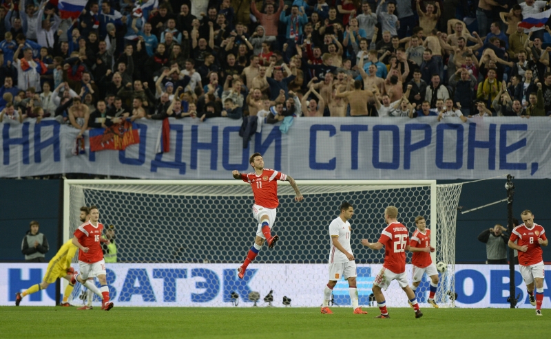 Fedor Smolov comemora o terceiro gol russo no amistoso contra a Espanha