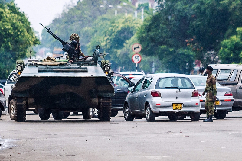 Veículos blindados começaram a ocupar as ruas da capital na terça-feira