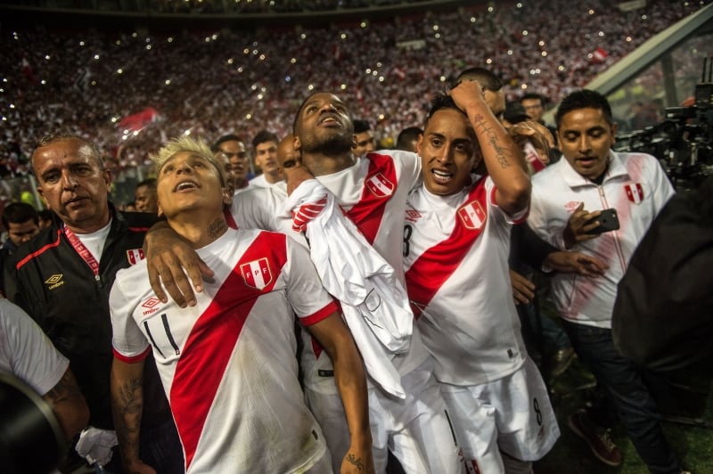 Após vitória emocionante, seleção peruana comemorou com o estádio Nacional, em Lima, lotado