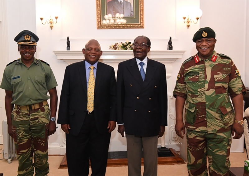 Presidente (segundo à direita) e Chiwenga (d) recepcionaram os visitantes