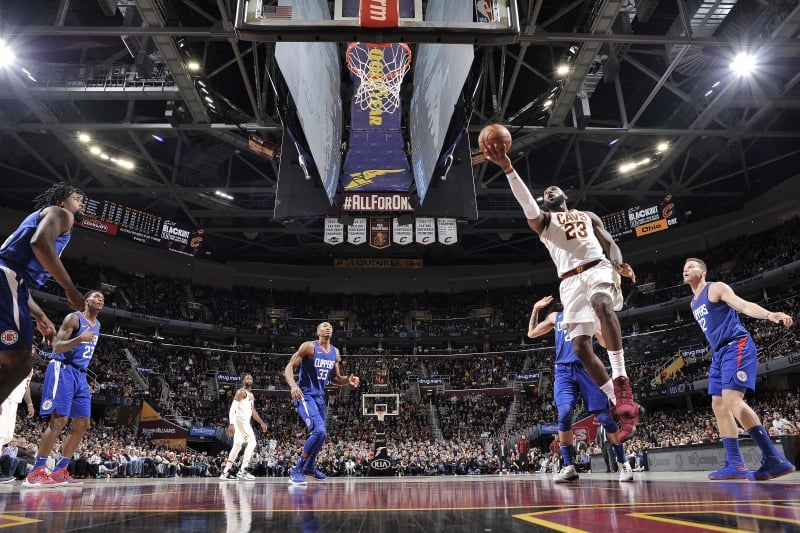 LeBron James busca a cesta para o Cleveland Cavaliers contra o Los Angeles Clippers