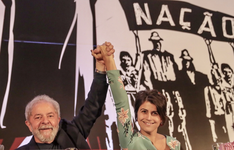 Lula participou do congresso do PCdoB, onde estava Manuela D'Ávila, lançada pré-candidata