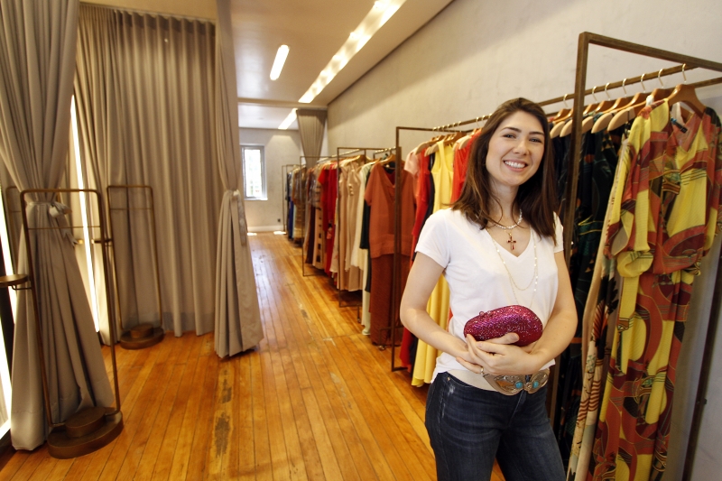 Loiane pesquisou 150 marcas brasileiras at&eacute; optar pelas que integram seu estoque, no Moinhos de Vento Foto: MARCELO G. RIBEIRO/JC