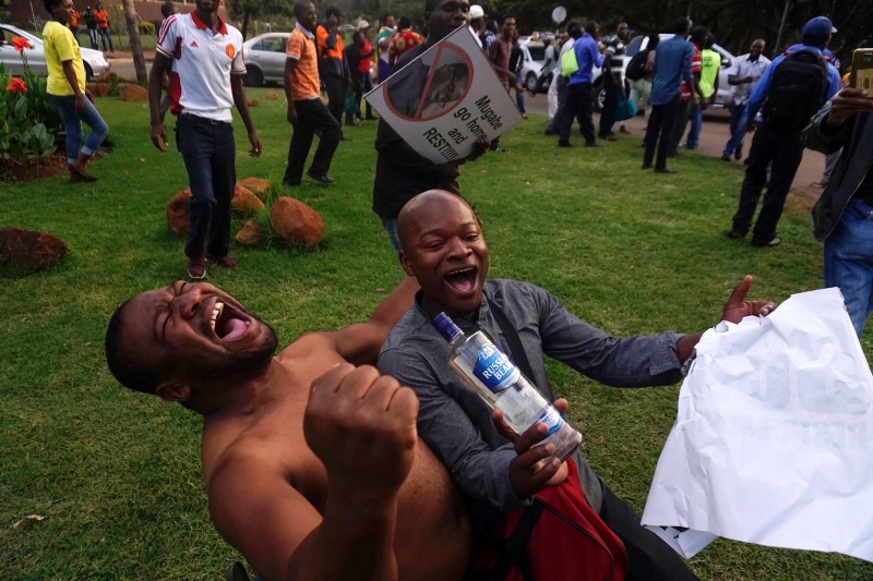Zimbabuanos comemoraram a decisão nas ruas da capital, Harare
