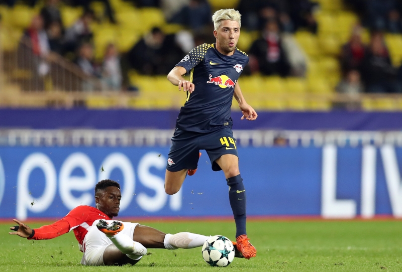 Adama Diakhaby tenta o desarme em Kevin Kampl durante o jogo entre Monaco e RB Leipzig