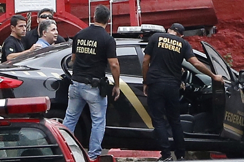 Ex-governador Anthony Garotinho é levado preso por agentes da PF para o presídio em Benfica