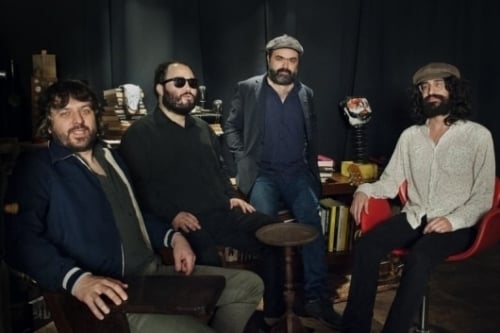 Grupo aposta na simplicidade em disco descrito como 'cru, pungente e forte'