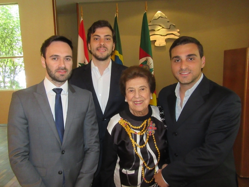Mouna Malcon com os netos Mauricio, Guilherme e Frederico Malcon na Sociedade Libanesa