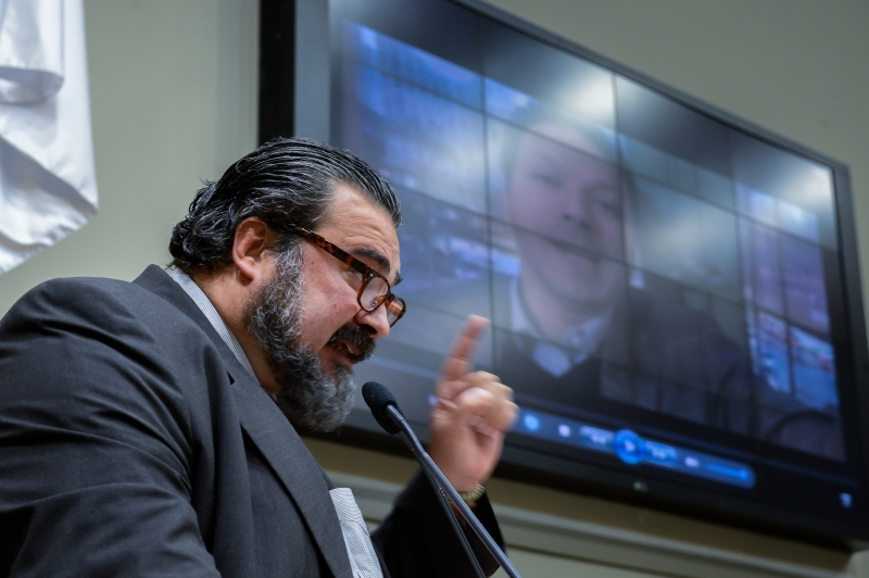 Ex-líder exibiu vídeos polêmicos do prefeito no telão 
