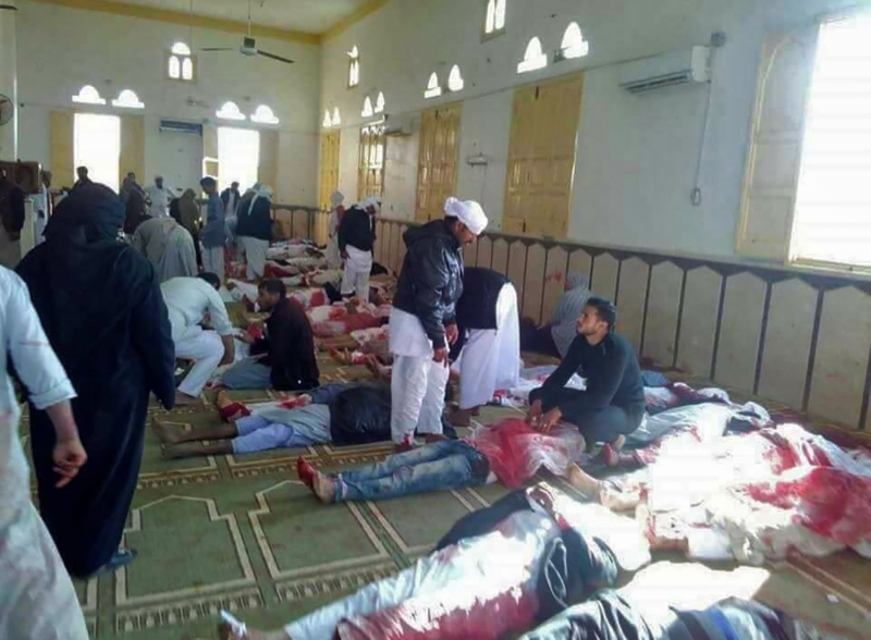 De acordo com a agência de notícias Associated Press, o ataque aconteceu na mesquita de Al-Rawdah em Bir al-Abed, que fica a 70 quilômetros de El Arish, capital do Sinai egípcio