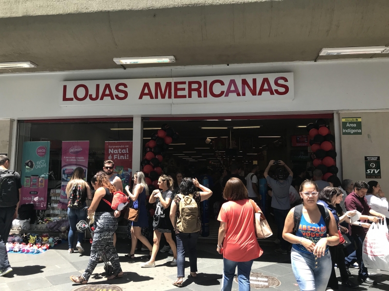 Filial das Lojas americanas no Centro de Porto Alegre ficou lotada e funciona 24 horas