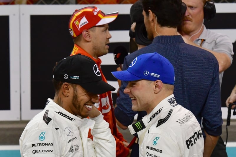 Valtteri Bottas (d) surpreendeu e foi mais rápido do que o inglês Lewis Hamilton (e)