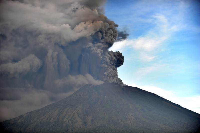 Fumaça expelida chegou a 6.000 metros acima do topo do vulcão Agung
