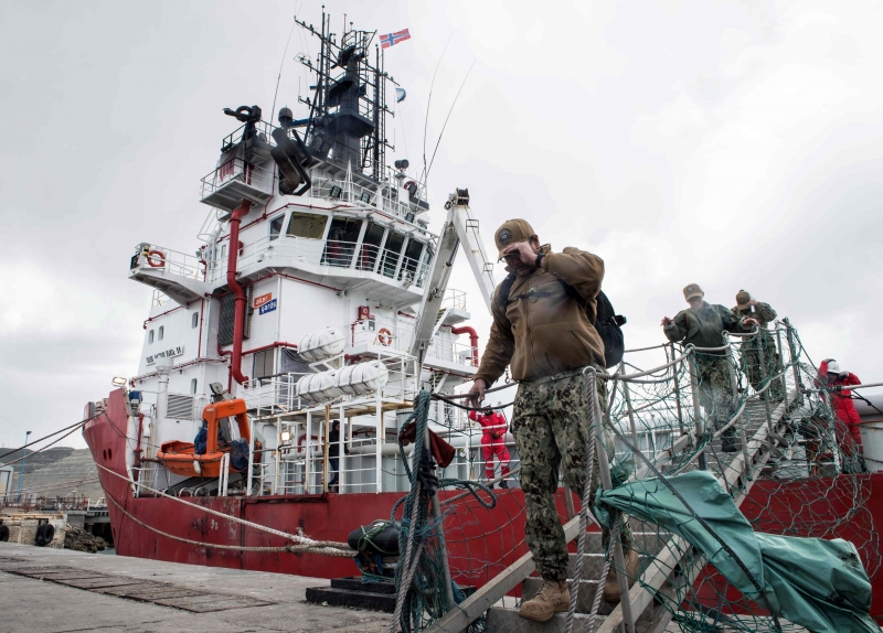 Navio norueguês carregando um minissubmarino chegou ontem à região