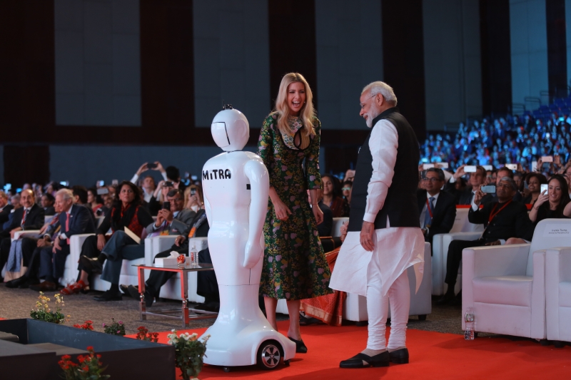 Ivanka e o primeiro ministro indiano Modi interagem com robô na abertura do evento Foto: GES/Divulgação/JC