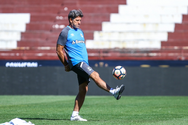 Portaluppi brinca com a pelota em treino do Grêmio no estádio do Lanús