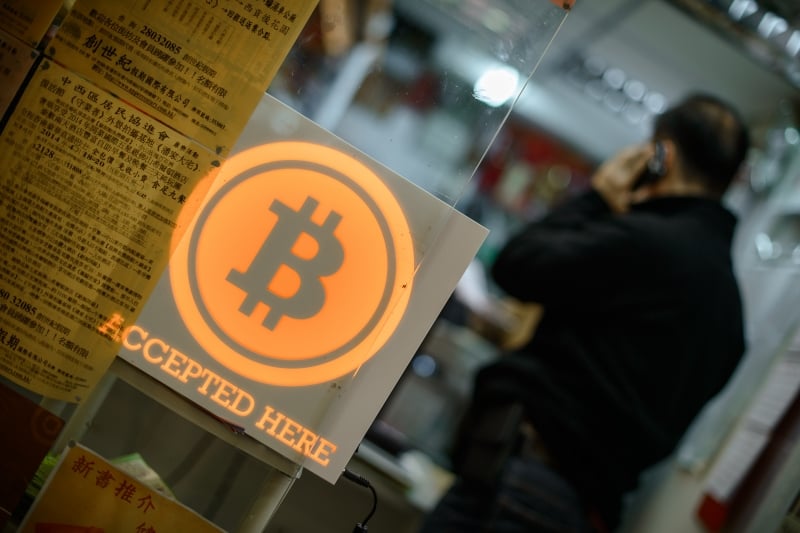 Alta valorização do Bitcoin, que chegou a US$ 66 mil em outubro, levanta questionamentos sobre os cuidados que os investidores devem ter quanto à regulamentação dos criptoativos