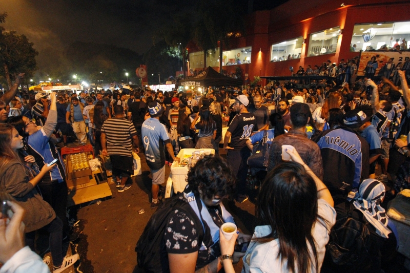 Festa na avenina de torcedores na final da Libertadores gerou prejuízos para os comerciantes