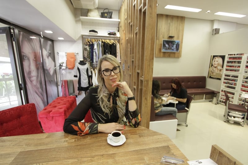 Ana, do Antonelly Beleza, diz que, no calor, reduz a procura por servi&ccedil;os com qu&iacute;mica e aumenta o interesse por hidrata&ccedil;&atilde;o e depila&ccedil;&atilde;o Foto: MARCO QUINTANA/JC