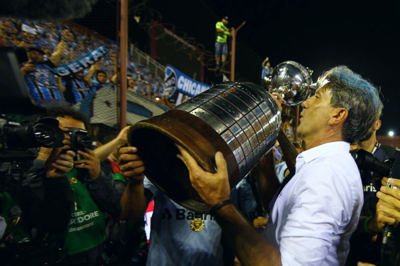 Renato Gaúcho beija a taça do tri da Libertadores do Grêmio e se entrega à torcida