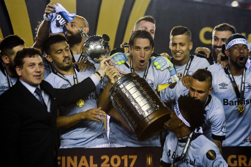 Capitão na conquista de 2017, Geromel quer levantar a taça mais uma vez