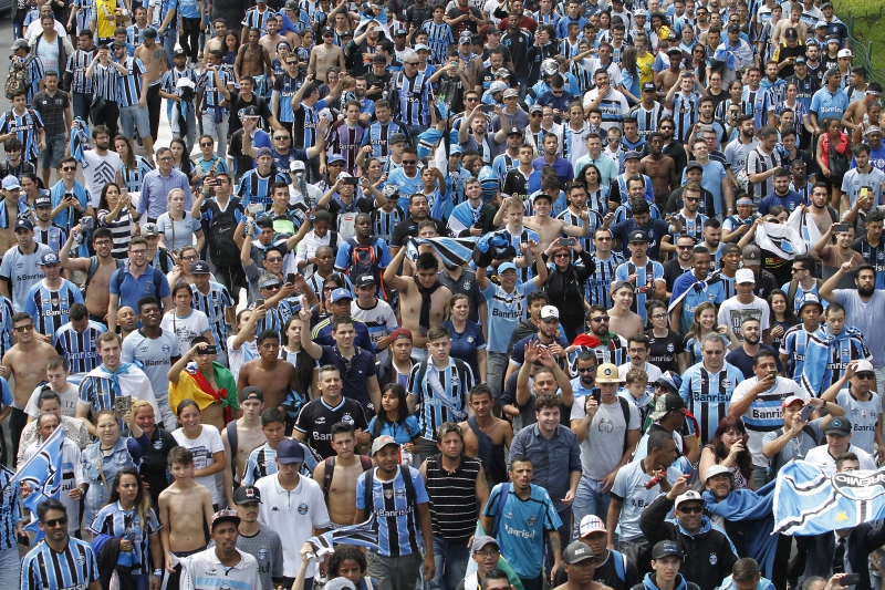 Uma multidão recepcionou os jogadores e a comissão técnica do clube na capital gaúcha