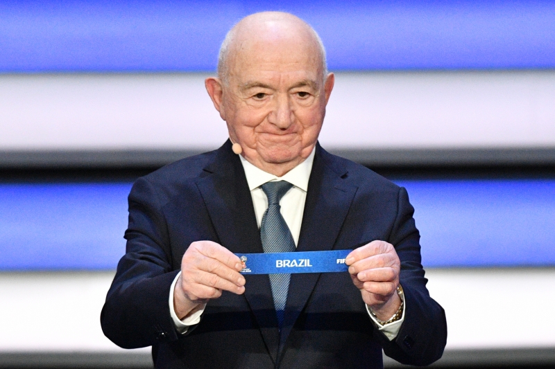 Nikita Simonyan, ex-técnico da URSS, sorteou o nome do Brasil como cabeça de chave do grupo E