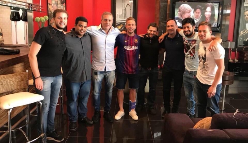 Arthur, do Grêmio e com a camisa do Barcelona, teve foto de encontro em Porto Alegre vazada