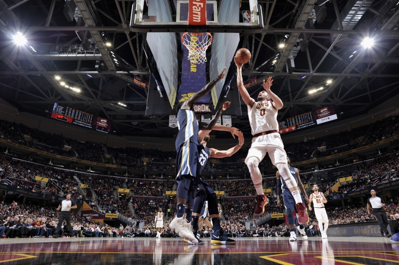 Kevin Love vence a marcação de Memphis para colocar mais dois pontos na conta de Cleveland