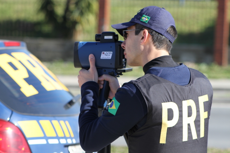GER - Policiais rodoviários federais operam radar móvel. PRF Paraná