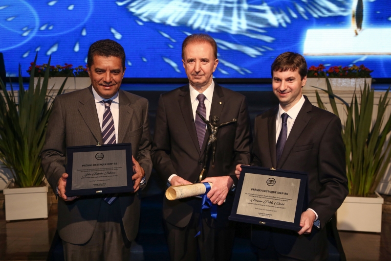 Valiati (centro) venceu honraria; Ribeiro (e) e Enrici (d) foram destaques
