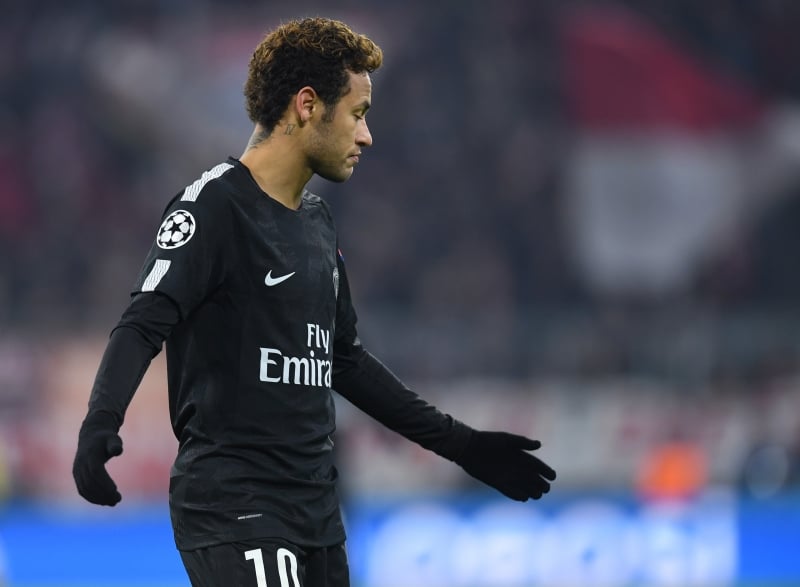 Neymar lamenta a derrota dos franceses para os alemães